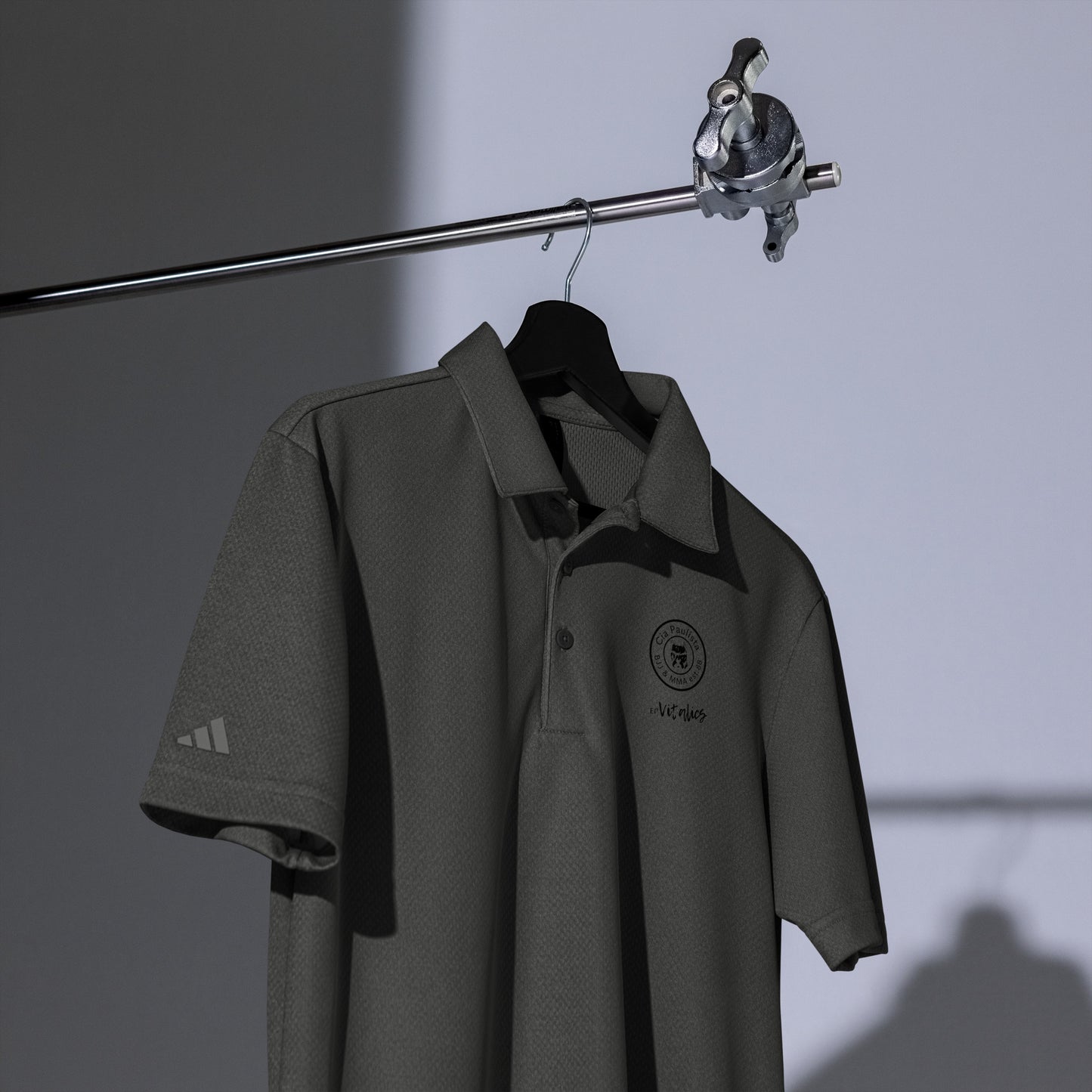 Equipe 2024 apresentada pela adidas / polo tingido no espaço
